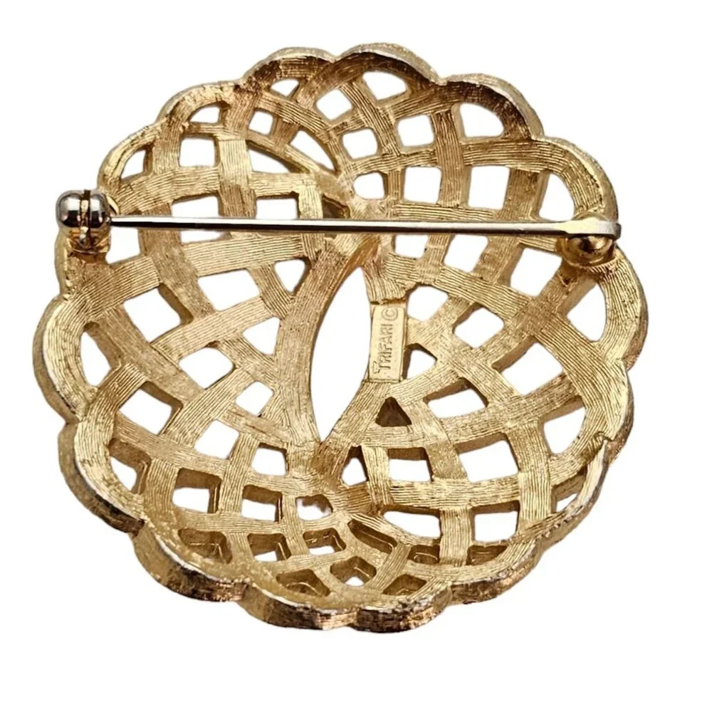 Trifari Gold Tone Lattice Weave Round Ruffle Brooch, Signed L412 - Picture 6 of 9